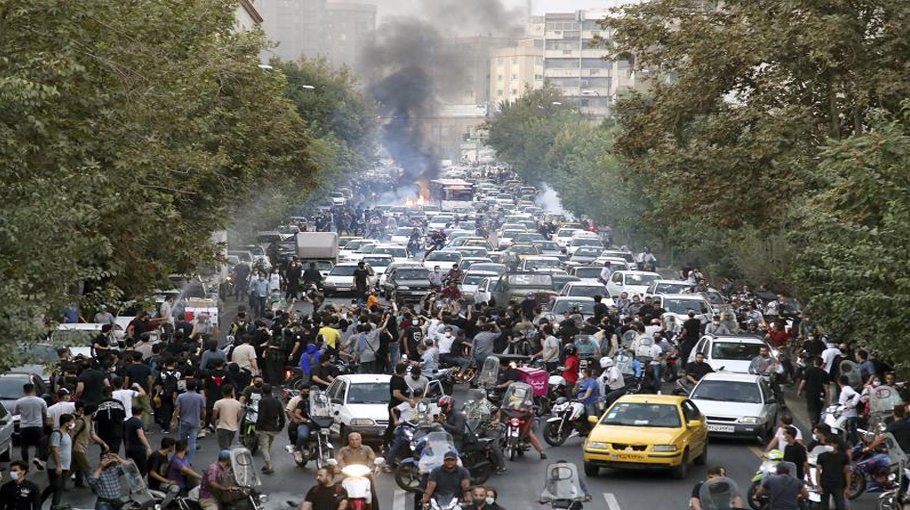 France advises nationals visiting Iran to leave  