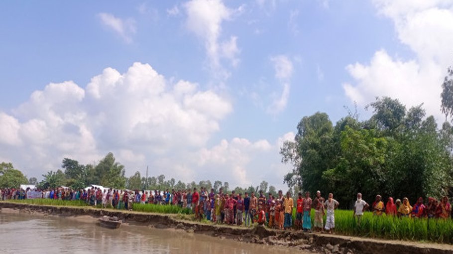  17 houses devoured, 500 others at risk