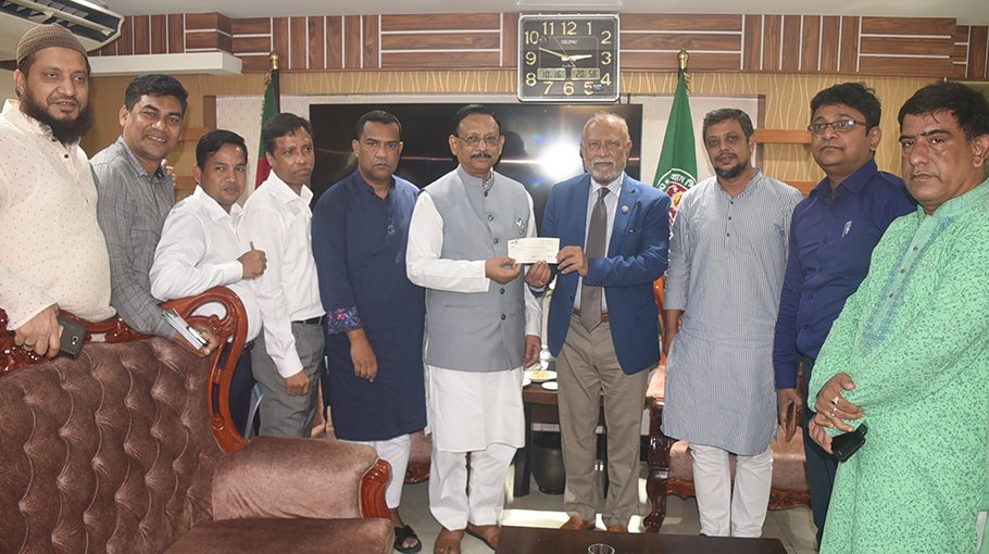 CCC given cheque of Tk 5 crore by CWASA for road cutting