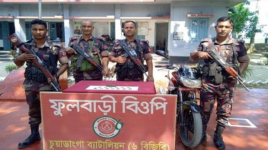 13 gold bars seized at Damurhuda frontier