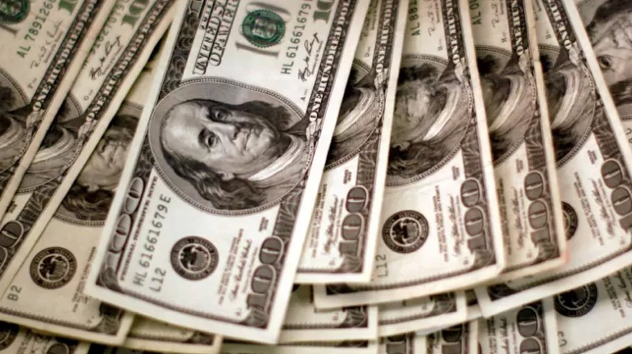 Dollar extends gains on Fed rate hike expectations