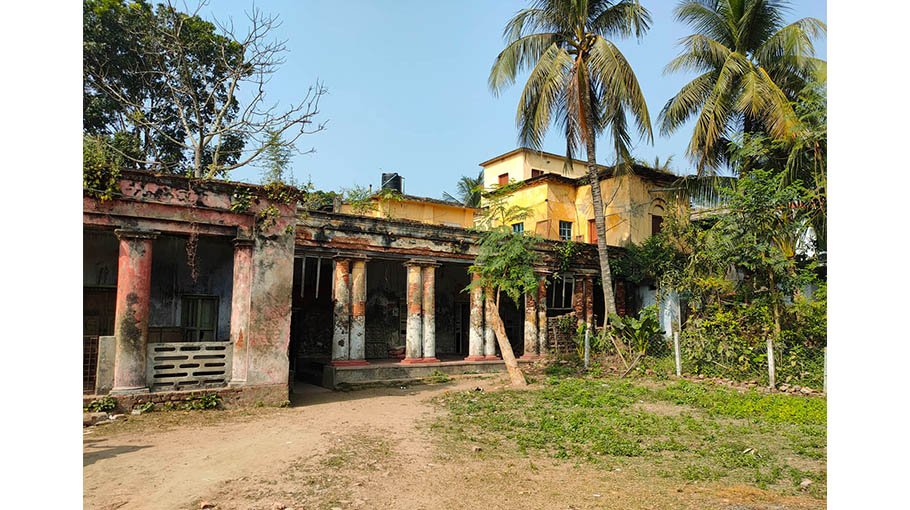 Kashipur Zamindar House on the verge  of collapse, locals demand restoration