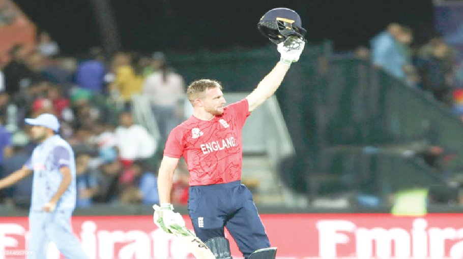 England storm into final