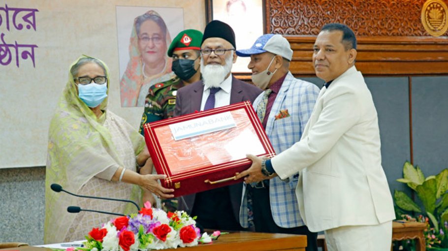 Jamuna Bank donates blankets to PM’s Relief and Welfare Fund