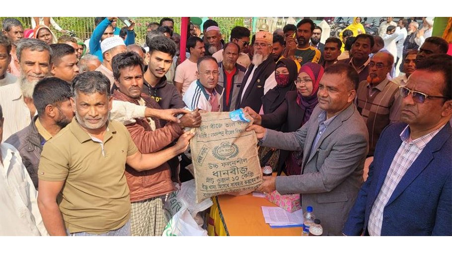 2,200  Natore farmers get agri-incentives