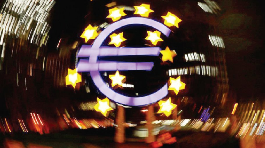 Euro zone govts must court pvt buyers for mountain of debt