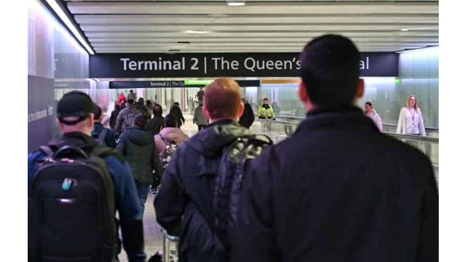 Passport control staff strike at UK airports