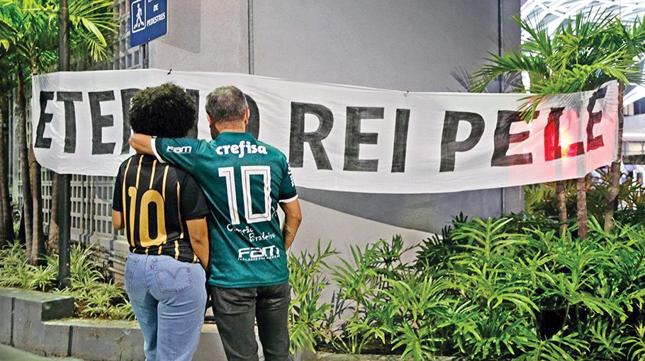 Brazilians flock to hospital  to mourn Pele’s death