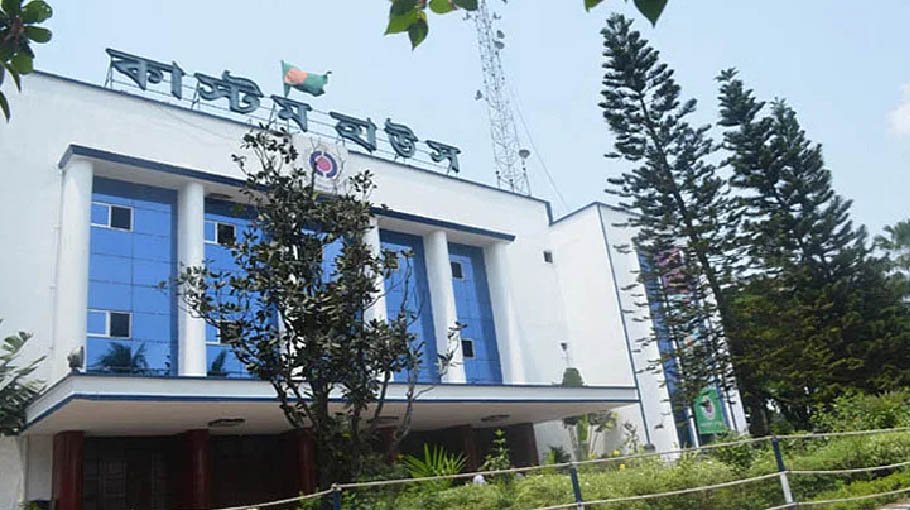 23 job seekers held for cheating in Ctg 