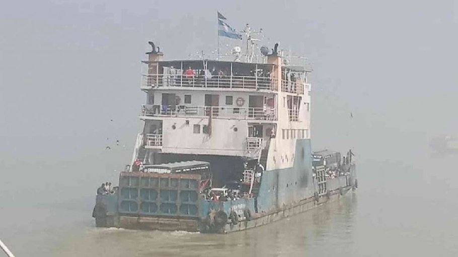 Ferry movement resumes after 12 hours on Jamuna