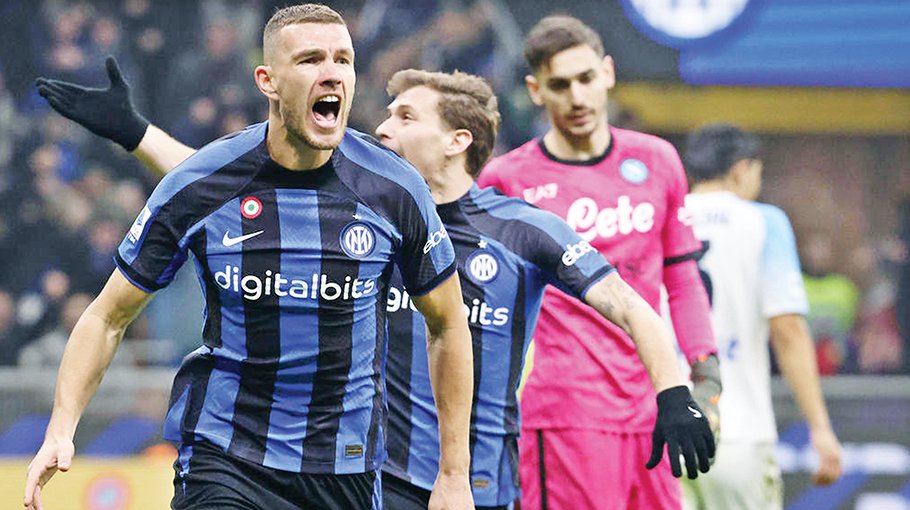 Dzeko hands Napoli first defeat to crack open Serie A title race