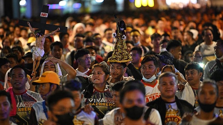 Thousands of Filipinos march in reverence of Catholic icon