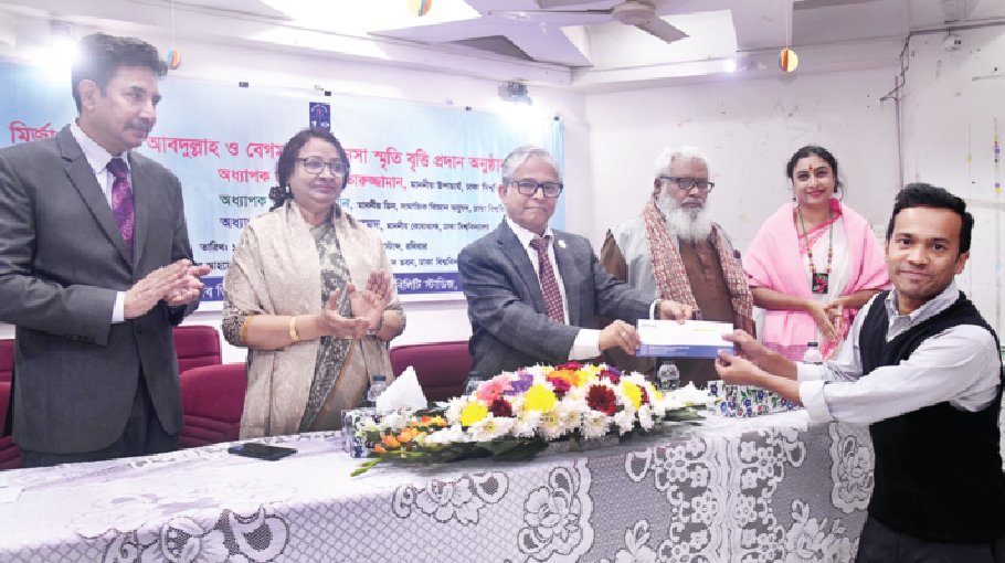 4 DU students get scholarship