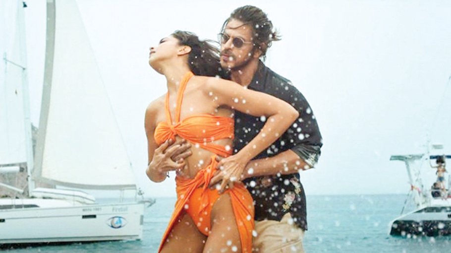 Shah Rukh lauds Deepika for Besharam Rang