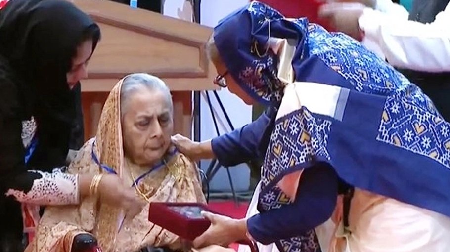PM distributes Ekushey Padak