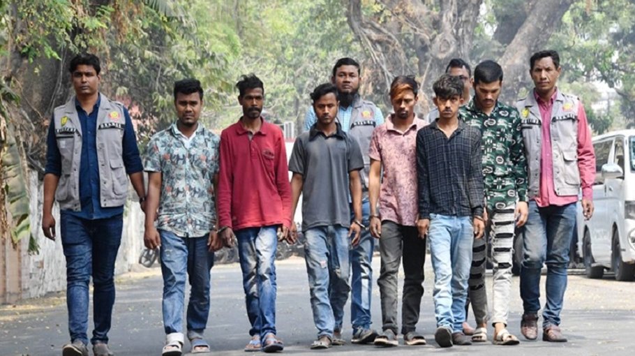 DB arrest 6 members of inter-dist bus  robbery gang