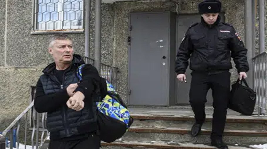 Russian authorities detain dissident  ex-mayor