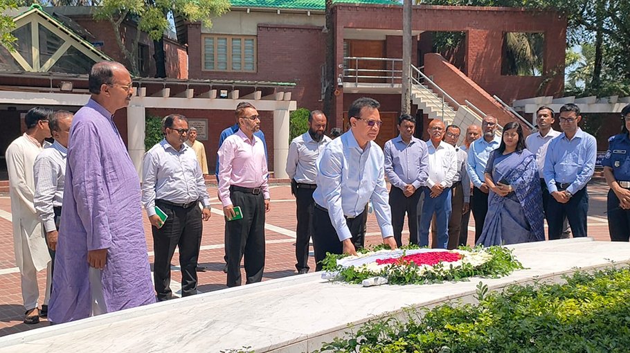 Land Secretary pays  homage to Bangabandhu  in Tungipara
