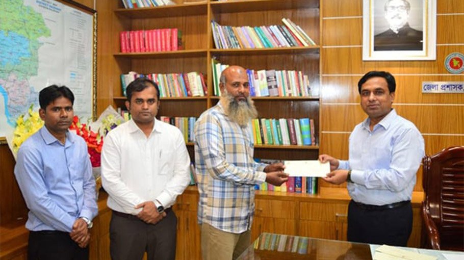 Authorities compensate people for acquiring land in Rajshahi