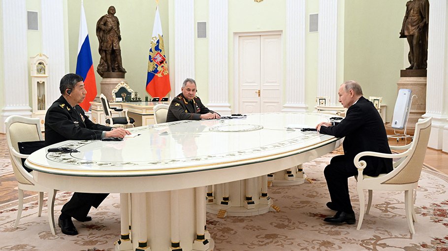 Putin meets Chinese defense minister 