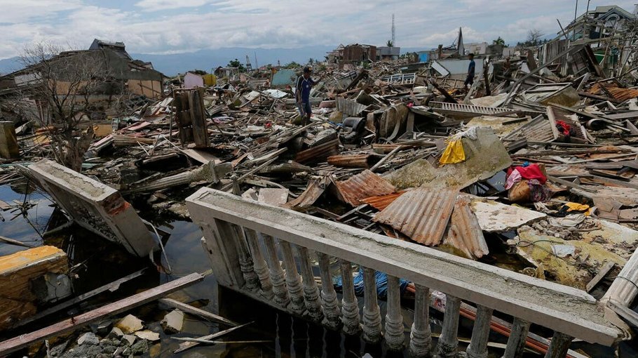 Powerful Indonesia quake sends islanders fleeing