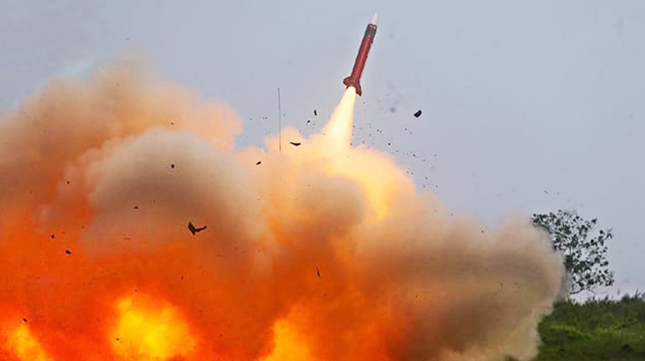 US, Philippines troops fire rockets at ship in largest-ever drills