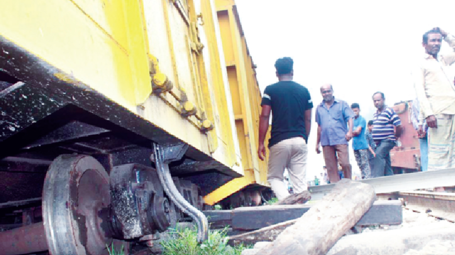 Freight Train Derails In Sirajganj, Communication Suspended ...