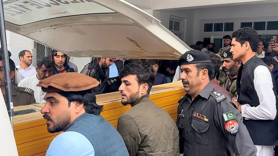 7 dead in Pakistan school shooting 
