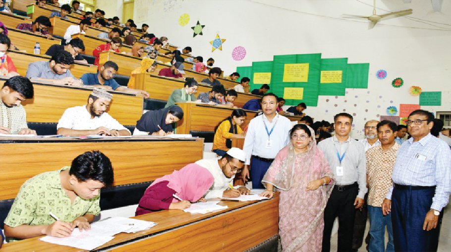 CU VC visits DU Admission Test centre