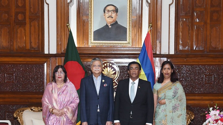 Mauritius president calls on Shahabuddin at Bangabhaban