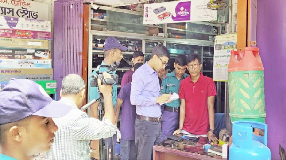 Gas shops in Ctg fined for hiking price, creating  artificial crunch