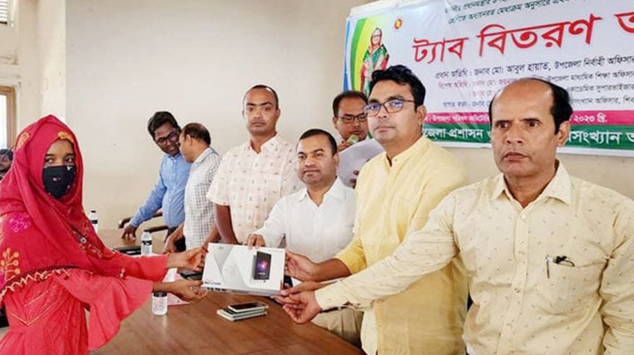 330 students get tabs as PM's gift in Shibganj