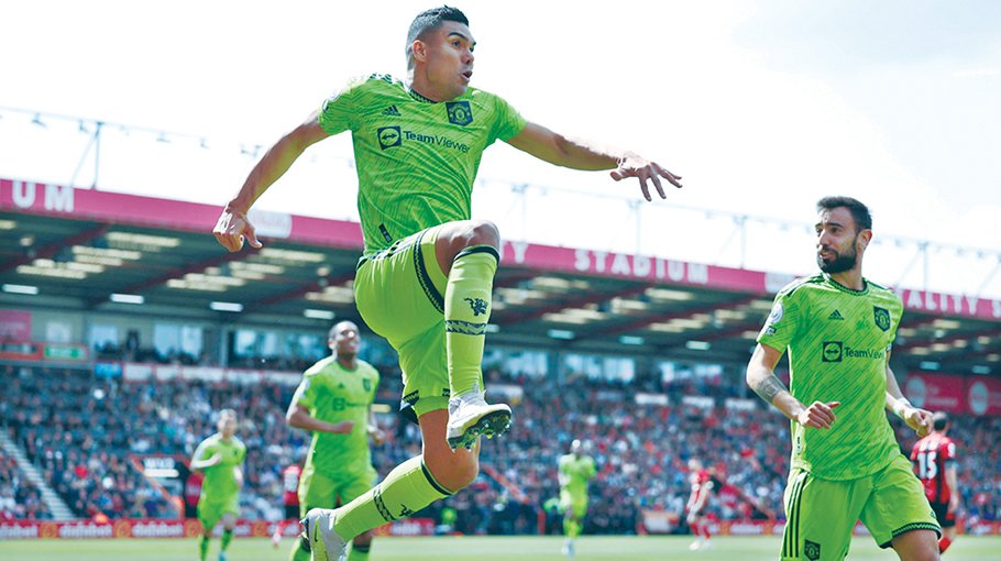 United beat Bournemouth to close on CL