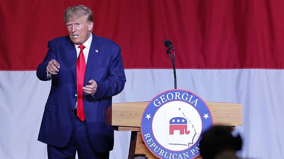 Trump rallies supporters after explosive   indictment