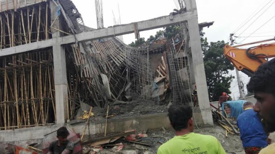 Nine workers hurt from roof collapse   in Jashore
