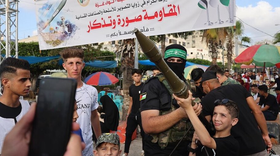 Hamas lets Gaza residents pose with weapons for first time