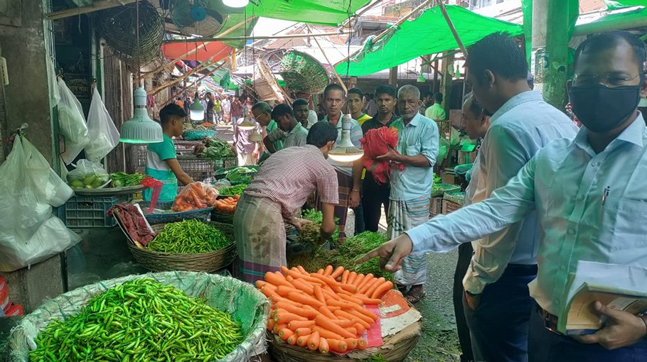 3 green chilli sellers fined in Ctg