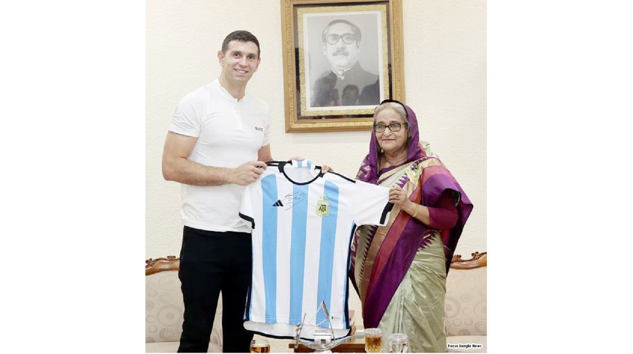 Argentine football star Martinez   calls on PM