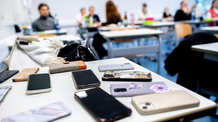 Netherlands to ban mobile phones from classrooms