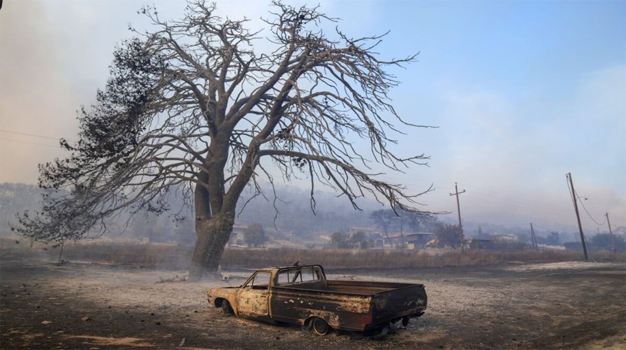 Wildfires threaten seaside homes   outside the   Greek capital