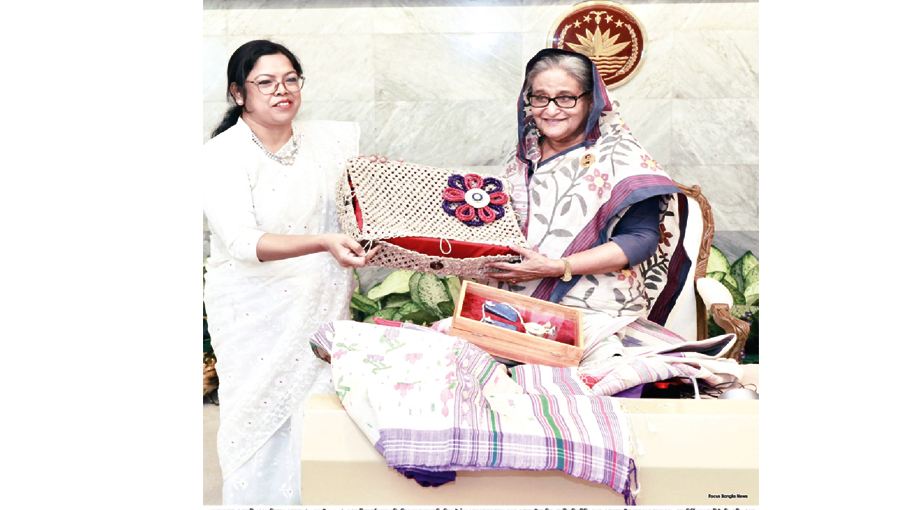 PM Receives Banana Plant Fibre Made Sarees - Bangladesh Post