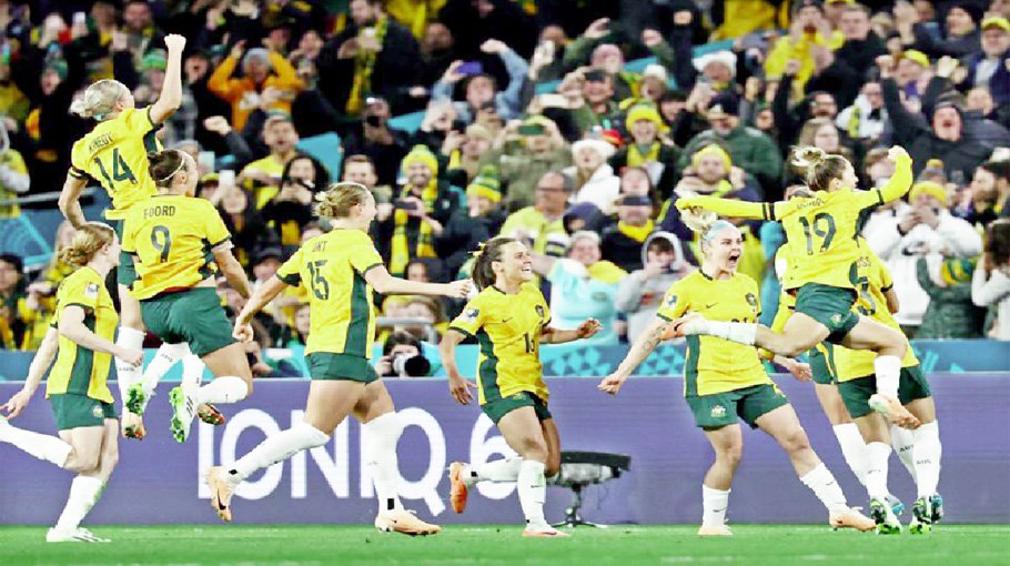 Australia grind down Ireland to win nervy World Cup opener