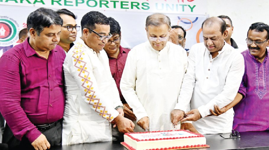 Hasan urges journalists to protect society from political crime