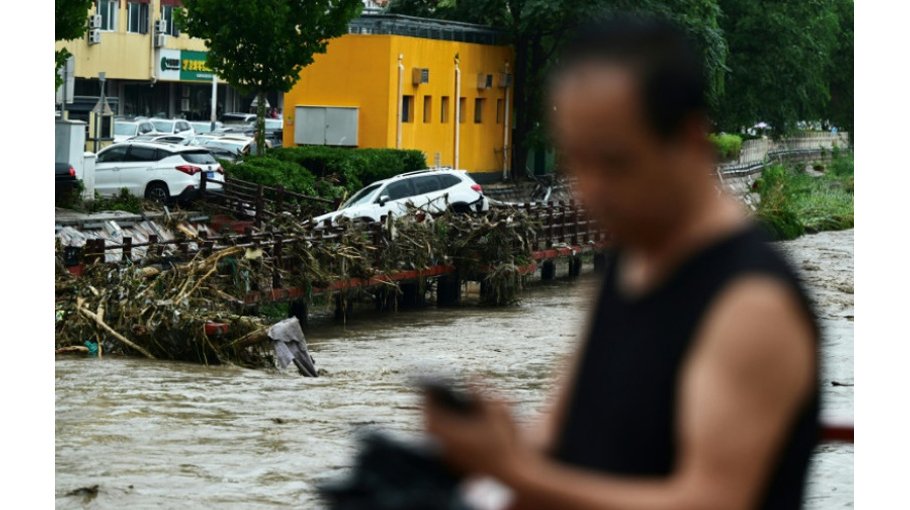 Military helicopters deliver aid to Beijing flood victims