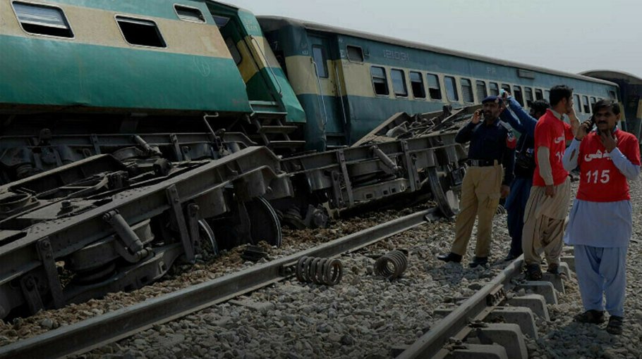 At least 15 killed after train derails in southern Pakistan