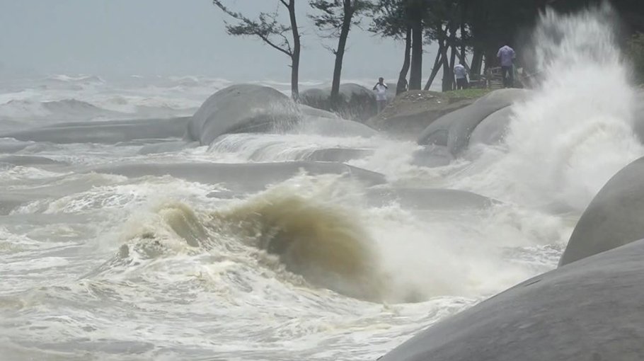 Villages in Saint Martin inundated by tidal waves