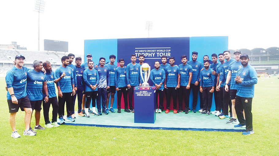 Cricketers are thrilled after watching the WC trophy