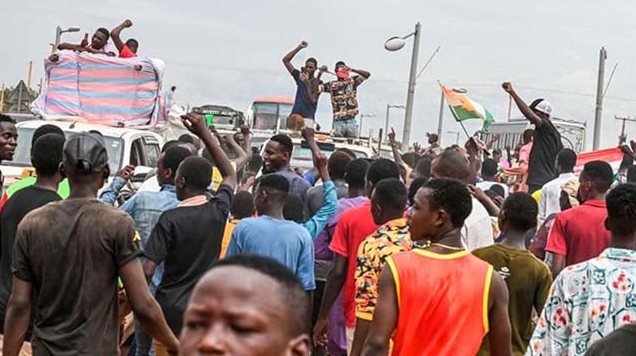 Niger coup supporters protest West African military force