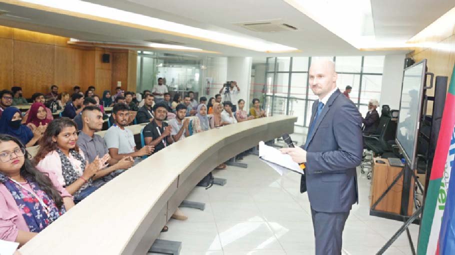 Russian House continues support for Bangladeshi youths