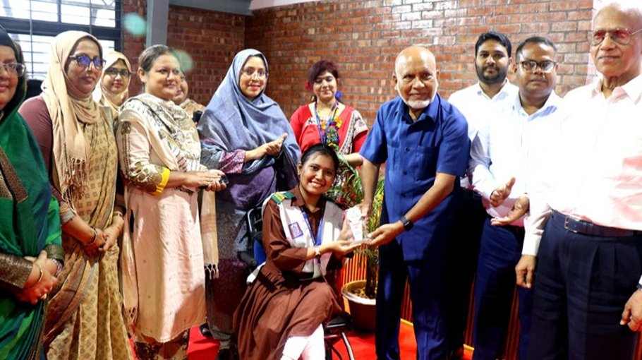 Milestone College  accords reception to students 